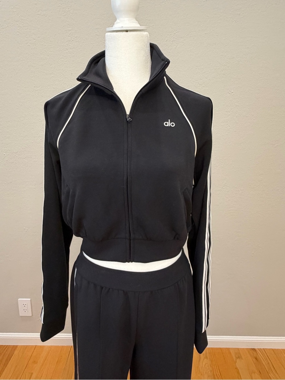 ALO Yoga Track Star Set Black Cropped Full Zip Jacket + Wide Leg Pant Small - Picture 2 of 8